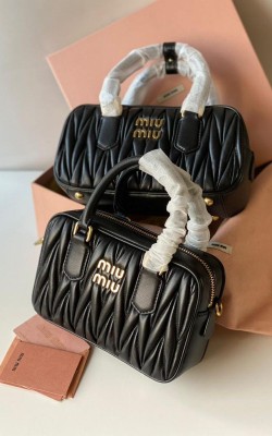 MIU MIU DERİ NAKIŞLI SİYAH (ORTA BOY) ✨