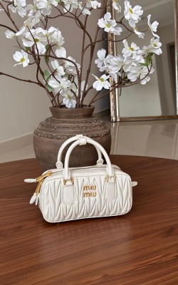 MIU MIU DERİ NAKIŞLI BEYAZ (ORTA BOY) ✨